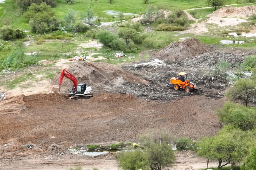 Comenzaron a limpiar el basural de Rincón, pero vecinos advierten que están enterrando los residuos