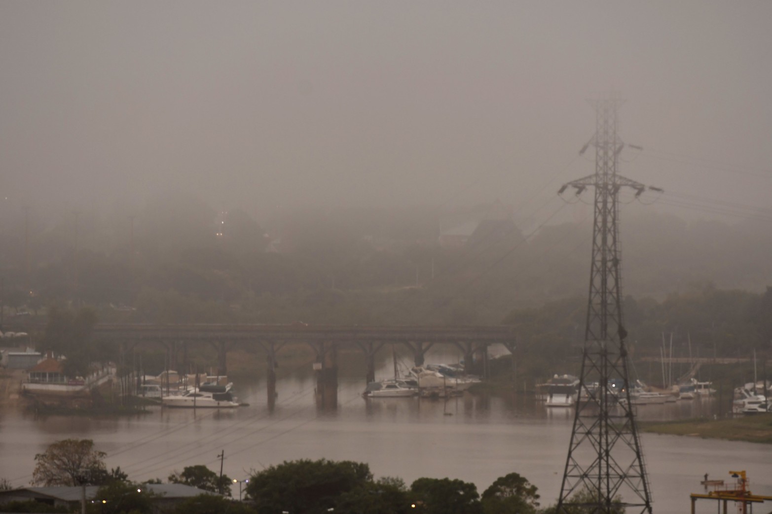 Este viernes la ciudad de Santa Fe se presentó con cielo nublado a primera hora de la mañana y una intensa capa de neblina. Se espera que continúe con similares condiciones el resto de la jornada, según el Servicio Meteorológico Nacional (SMN).