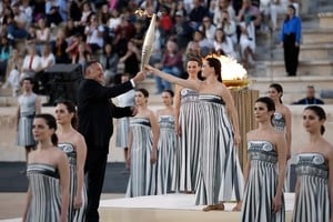 Comienza el periplo. La actriz griega Mary Mina entrega la antorcha al presidente del Comité Olímpico Helénico y miembro del Comité Olímpico Internacional, Spyros Capralos.  Reuters
