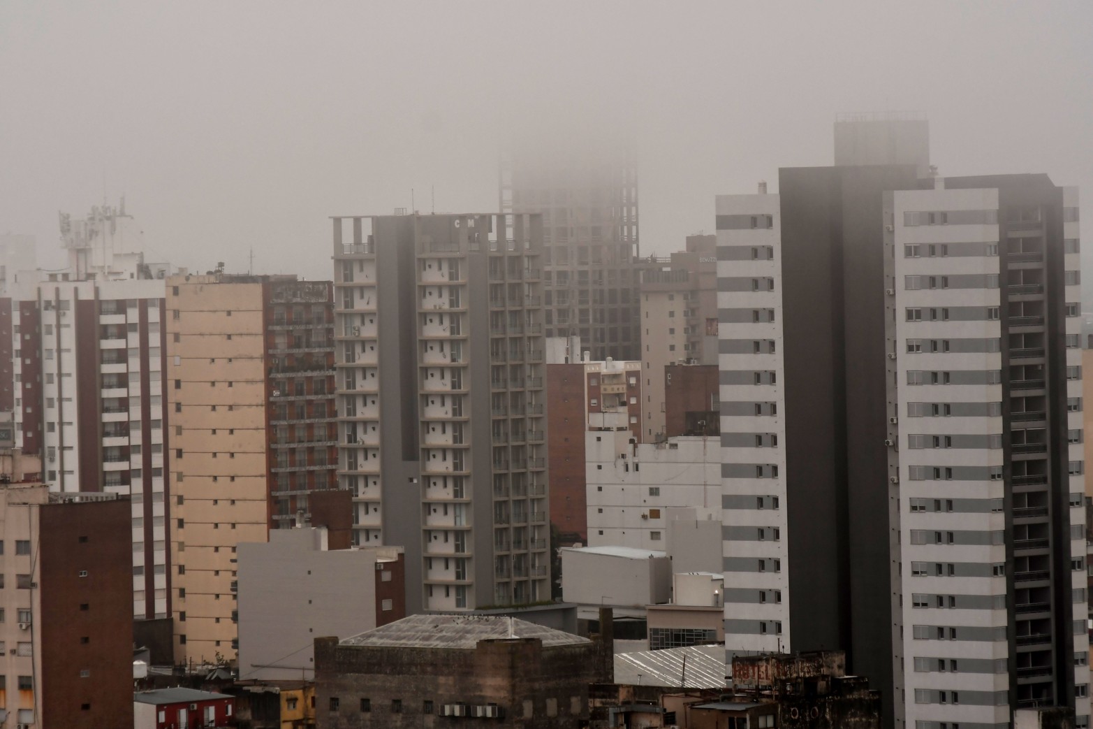 En base al pronóstico de lluvias, hay probabilidad de tormentas aisladas en la mañana y tarde, respectivamente. En la noche se esperan chaparrones con porcentajes de entre 40% y 70%.