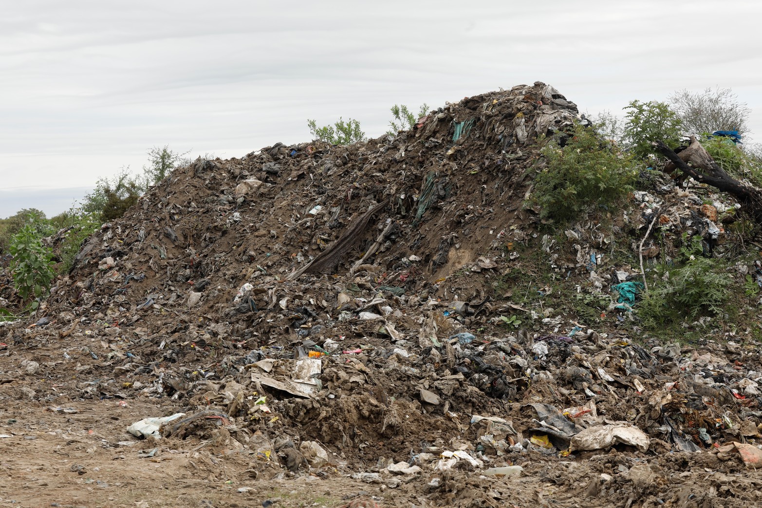 Comenzaron a limpiar el basural de Rincón, pero vecinos advierten que están enterrando los residuos