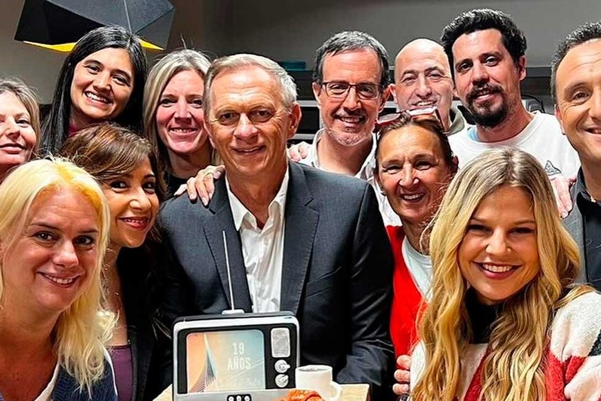 Bonelli junto al equipo del programa.