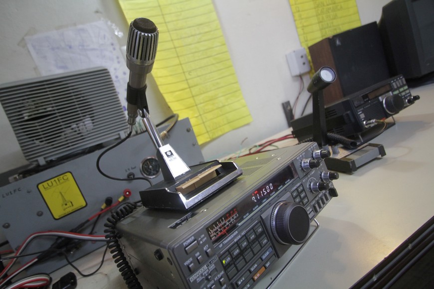 Así es un aparato de radio. Cuando todo se cae, en medio de una catástrofe, somos reserva de comunicación”, dice Sabater.