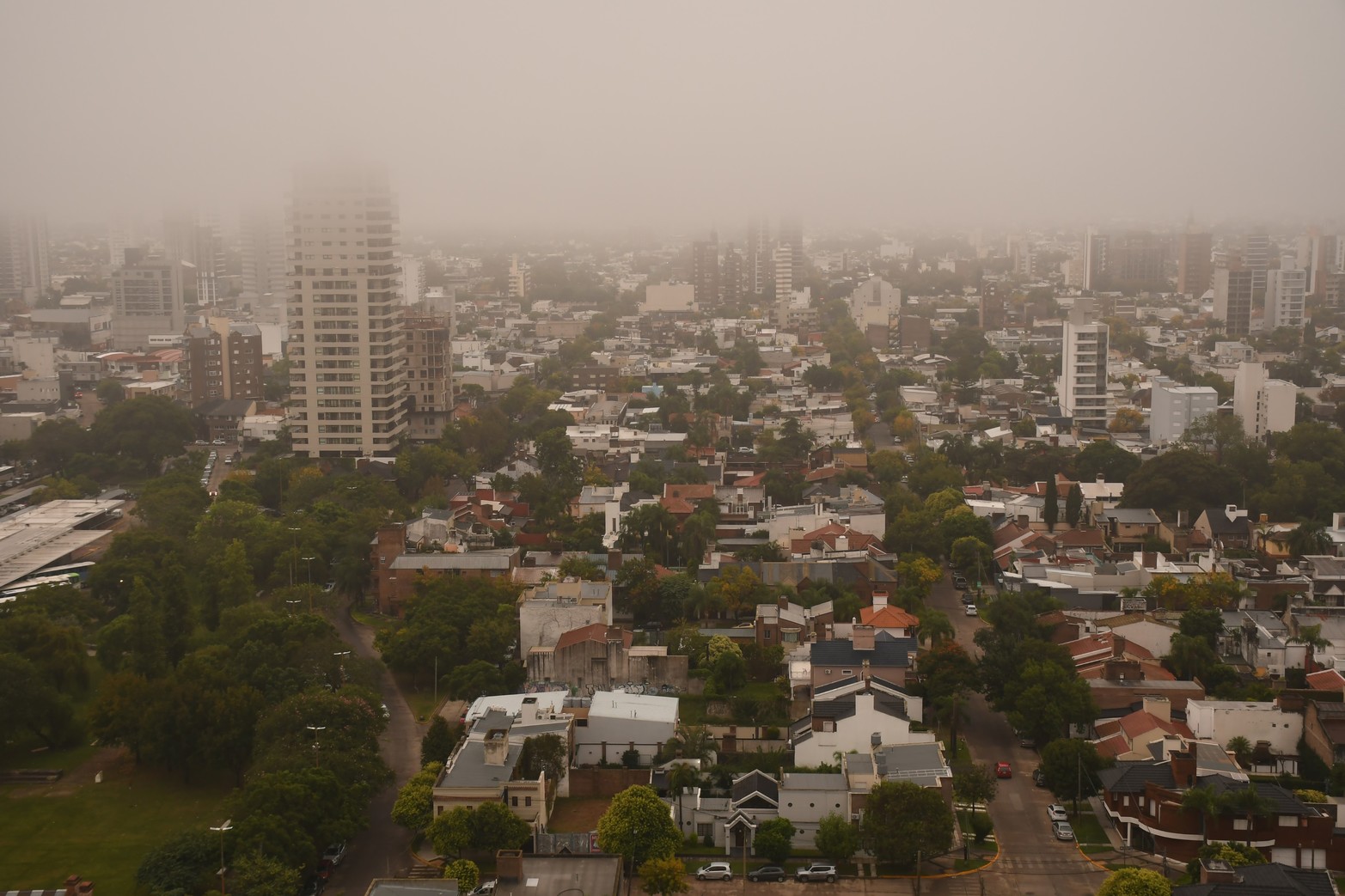 El viernes amaneció con una densa niebla que tapa la ciudad.