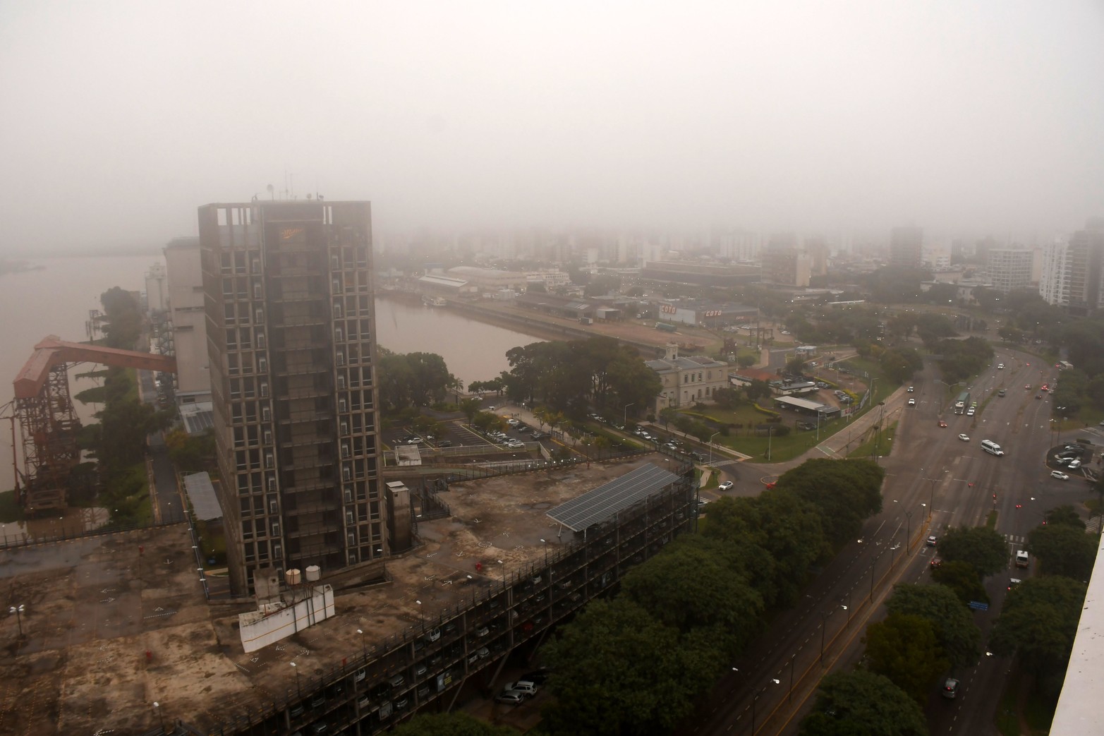 El viernes amaneció con una densa niebla que tapa la ciudad.
