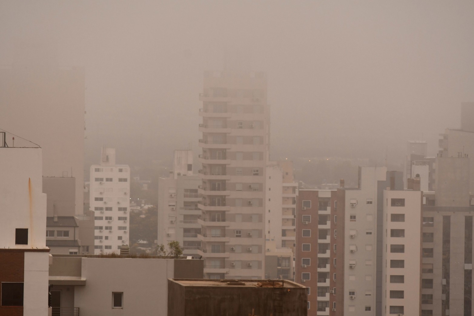 El SMN informó que en cuanto a la temperatura la mínima será de 18° y la máxima sería de 24°, bajando a 18º por la noche.