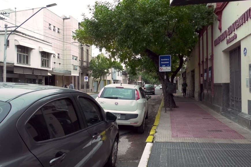 Sobre calle Urquiza al 2100, son notorias las infracciones.