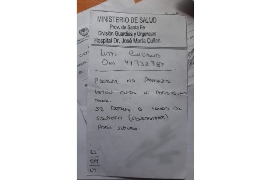 La madre de Emiliano mostró la constancia médica.