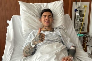 Enzo Fernández luego de la cirugía.  Crédito: Instagram