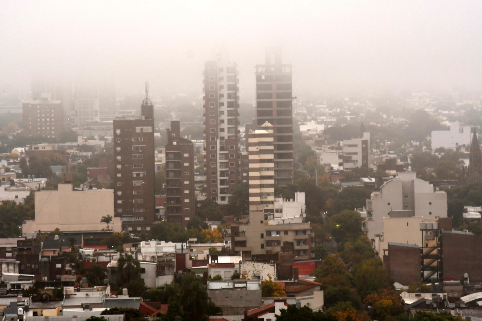 El viernes amaneció con una densa niebla que tapa la ciudad.