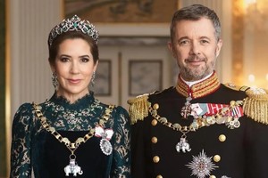 Los retratos son obra del fotógrafo danés Steen Evald y fueron tomado en el palacio real de Christiansborg de Copenhague.