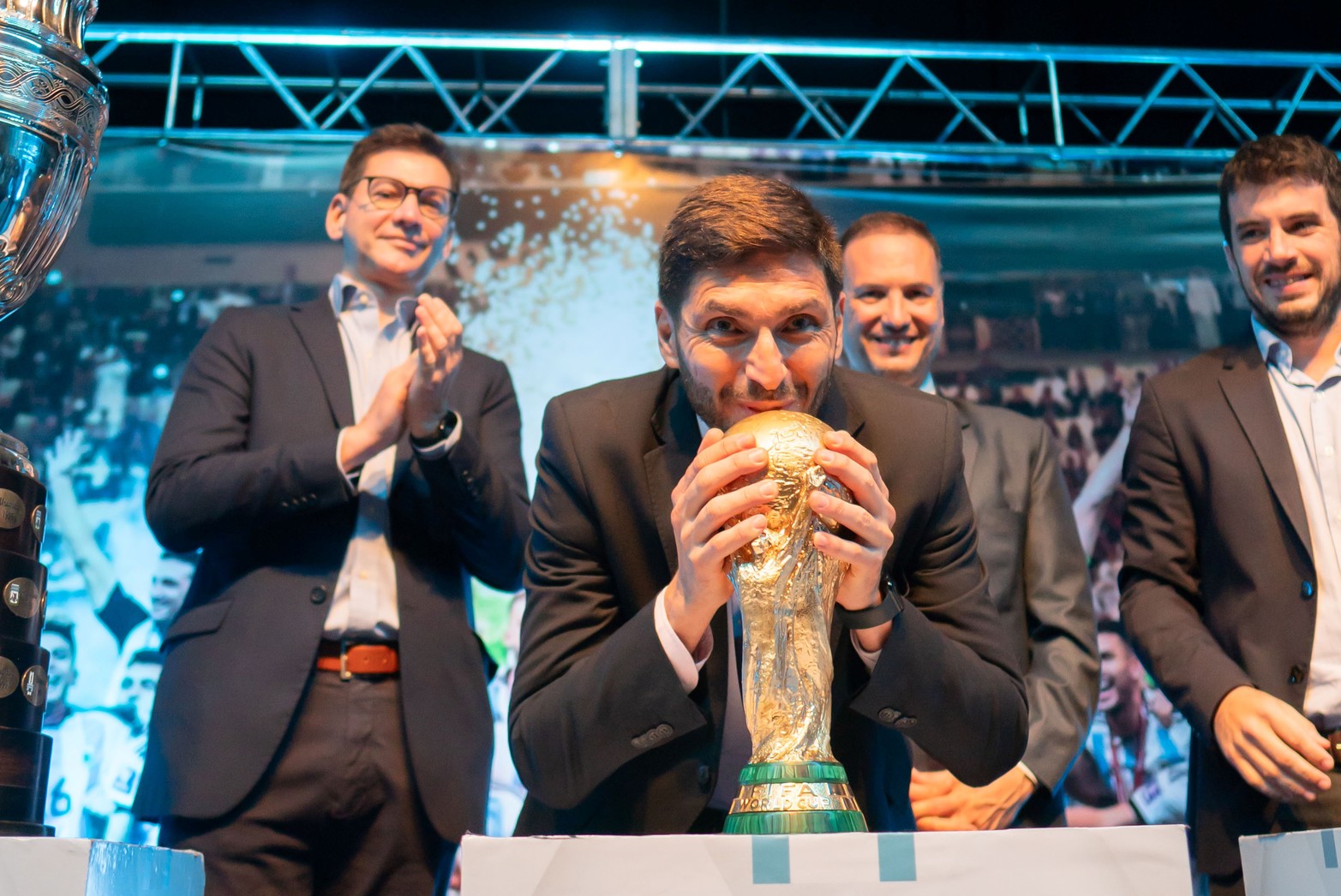 El gobernador Maximiliano Pullaro besando la Copa del Mundo.