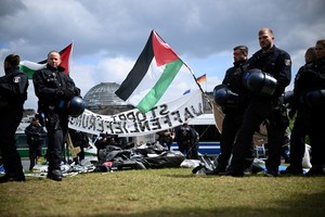 Efectivos policiales aseguran el área alrededor de un campamento de protesta pro palestino cerca de la cancillería alemana. Crédito: REUTERS.