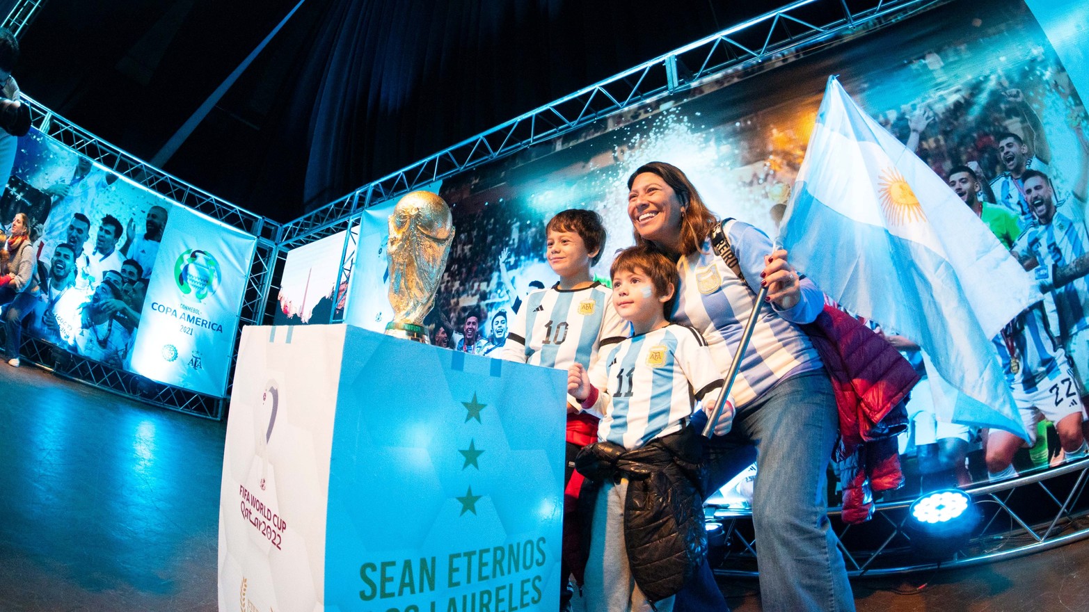 Con motivo de los 140 años de la de Venado Tuerto, las tres copas ganadas por la selección Argentina de fútbol se exhibieron en el Centro Cultural. La Copa del Mundo, la Copa América y la Finalissima. 