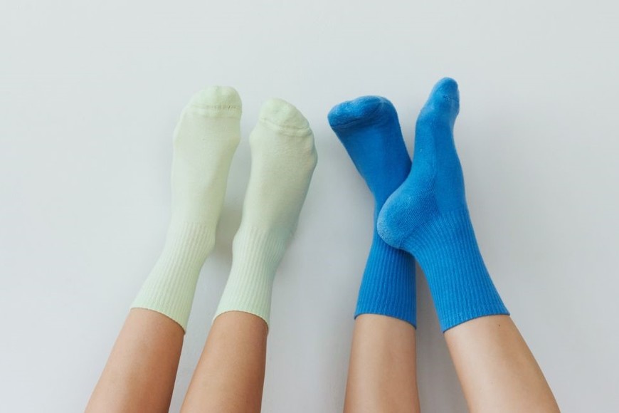 Si los pies de los niños están fríos o se percibe algún malestar, se les puede colocar medias