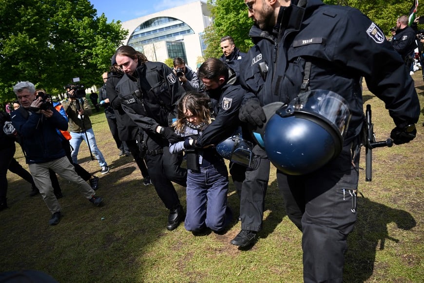 Police removes activists of a pro-Palestinian protest camp near the chancellery, during the ongoing conflict between Israel and the Palestinian Islamist group Hamas, in Berlin, Germany, April 26, 2024.     REUTERS/Annegret Hilse