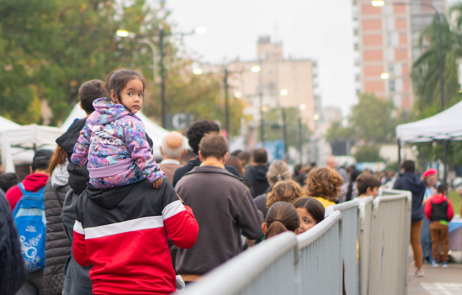 Como plus, mientras mujeres, hombres y niños esperaban en una ordenada fila en las calles de Venado Tuerto, las imponentes pantallas ubicadas en el Centro Cultural hacían más feliz la espera, con imágenes del Maracaná, Wembley y Qatar, donde la Scaloneta ganó las tres Copas. 