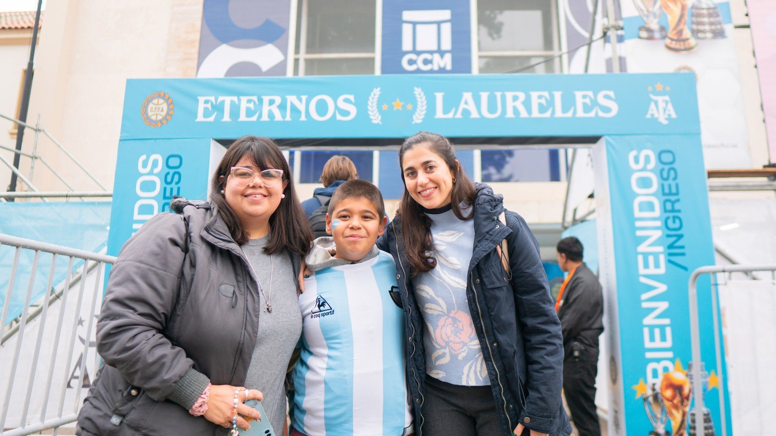 Si la llamada "Experiencia Messi" es apasionante desde 30 dólares, la "Experiencia Copa del Mundo FIFA" es extraordinaria, apasionante e inolvidable a cambio de nada. "Hoy festejamos los 140 años de la ciudad con la posibilidad de disfrutar de algo que nos hizo muy felices a todos los argentinos como es la Copa del Mundo. Esto fue posible gracias a la AFA, la Lotería de la Provincia y el gobierno", explicaba el muy joven Intendente de Venado Tuerto, Leo Chiarella en charla con El Litoral.