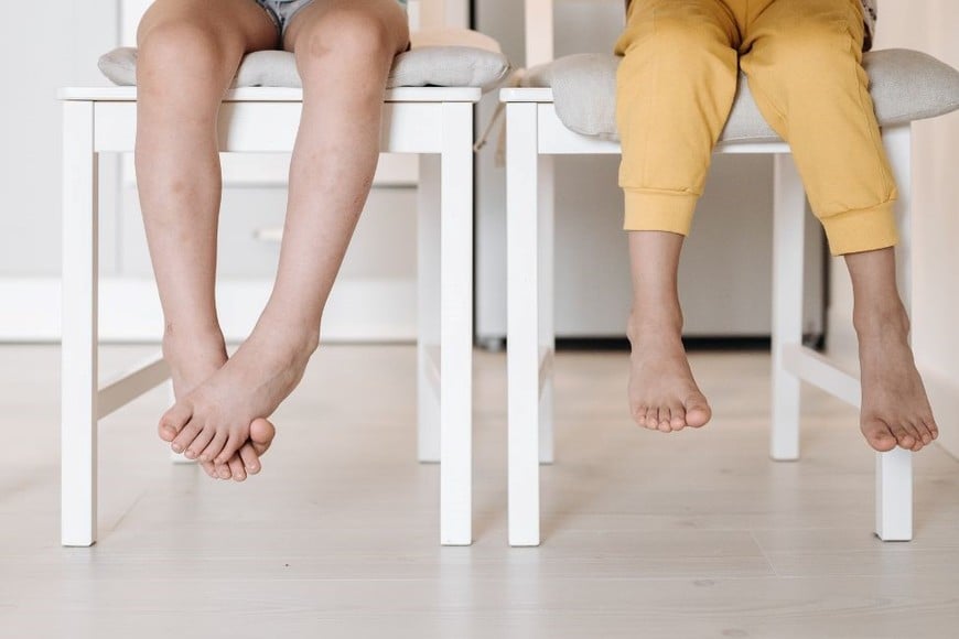 Permitir que los niños anden descalzos puede contribuir significativamente a su desarrollo neuromotor