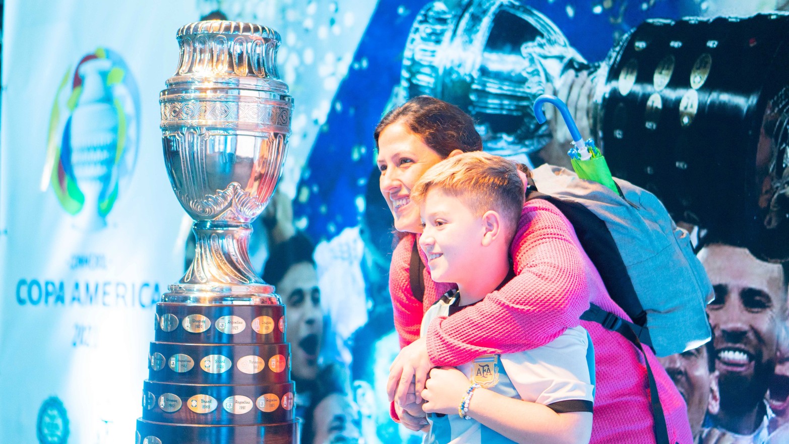 Ciudadanos posan con la Copa América.