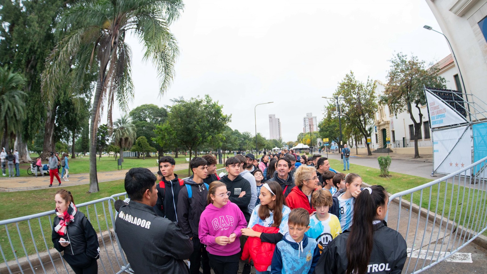 Ante la multitud que se acercaron estaba previsto finalizar a las 19.00. Finalizó pasadas las 23.00.