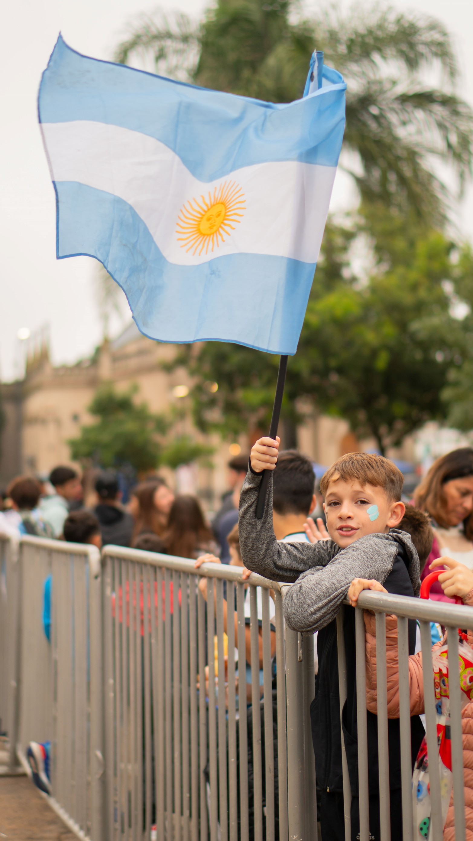 El peregrinar popular que debía terminar a las siete de la tarde se extendió hasta las once de la noche. Más de 10.000 personas se llevaron "la foto del año", junto a la Copa FIFA, la Copa América y la Finalissima.