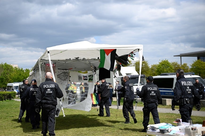 Police remove a tent of a pro-Palestinian protest camp near the chancellery, during the ongoing conflict between Israel and the Palestinian Islamist group Hamas, in Berlin, Germany, April 26, 2024.     REUTERS/Annegret Hilse