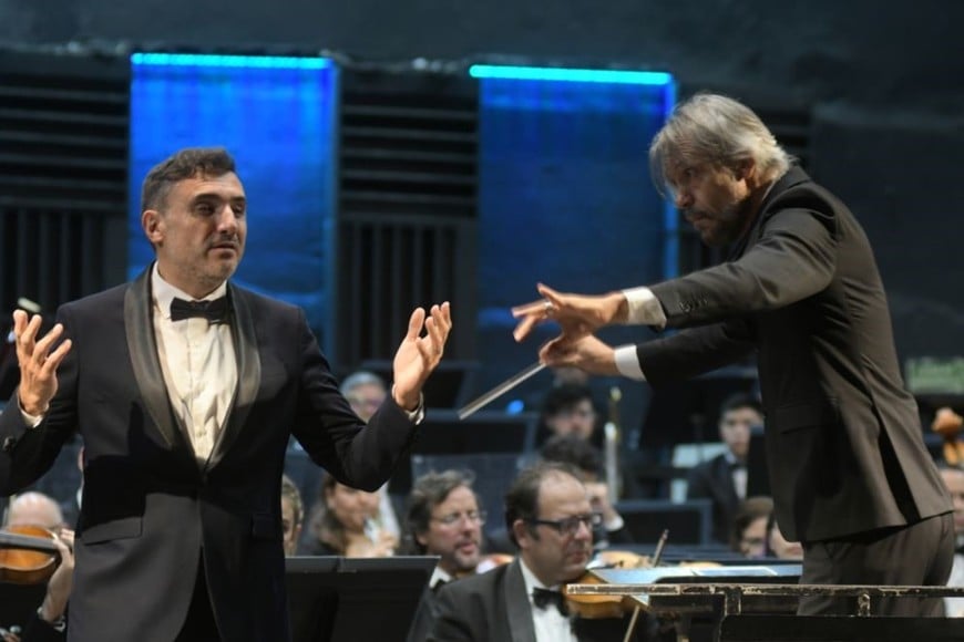 Concierto Puccini con Virginia Tola, la Orquesta Sinfónica, el Coro Polifónico y el tenor tenor Nazareth Aufe: La intensidad del maestro Viegas para acompañar la elegante interpretación del invitado uruguayo.