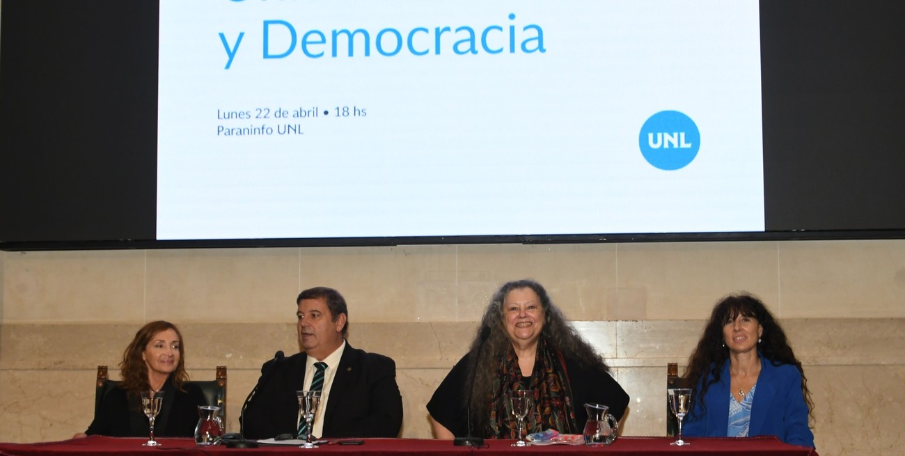 De izquierda a derecha, la decana de la FCJS, Claudia Levin, el rector de la UNL, Enrique Mammarella, la Dra. Diana Maffía y la decana de Humanidades, Laura Tarabello. Foto: Manuel Fabatia