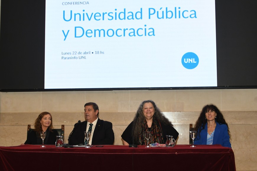 De izquierda a derecha, la decana de la FCJS, Claudia Levin, el rector de la UNL, Enrique Mammarella, la Dra. Diana Maffía y la decana de Humanidades, Laura Tarabello. Foto: Manuel Fabatia