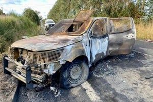 Se ve un vehículo policial quemado en el lugar donde fueron asesinados tres Carabineros. Créditos: Reuters
