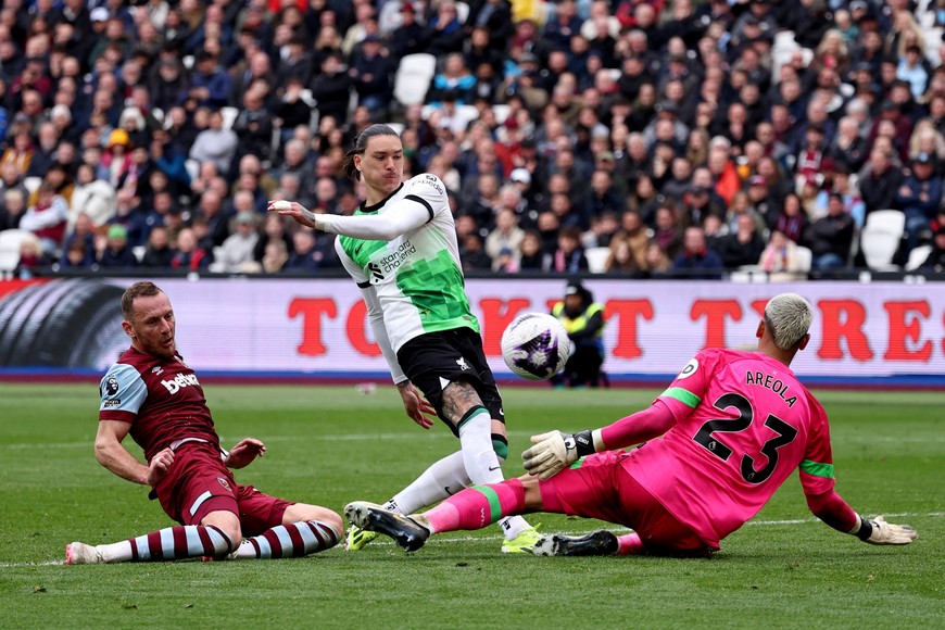 Soccer Football - Premier League - West Ham United v Liverpool - London Stadium, London, Britain - April 27, 2024
Liverpool's Darwin Nunez in action with West Ham United's Alphonse Areola REUTERS/David Klein NO USE WITH UNAUTHORIZED AUDIO, VIDEO, DATA, FIXTURE LISTS, CLUB/LEAGUE LOGOS OR 'LIVE' SERVICES. ONLINE IN-MATCH USE LIMITED TO 45 IMAGES, NO VIDEO EMULATION. NO USE IN BETTING, GAMES OR SINGLE CLUB/LEAGUE/PLAYER PUBLICATIONS.