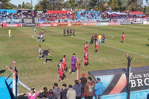 Así fue el ingreso del "Sabalero" al estadio Lorenzo Arandilla de Adrogué.