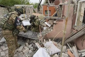 Últimos días. Tropas rusas inspeccionan un edificio destruido por los combates sucedidos en el distrito de Kirovsky.