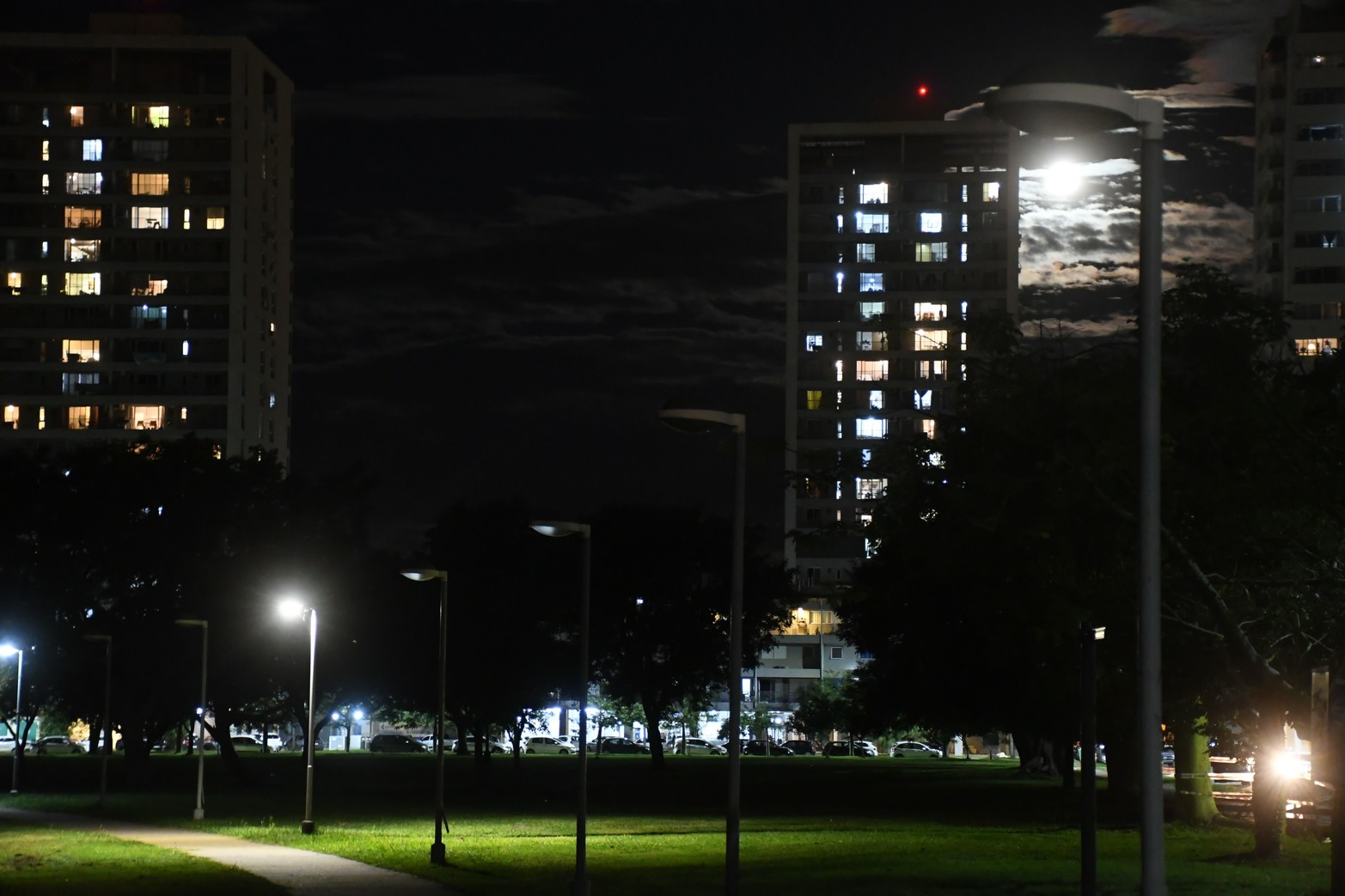 El parque Federal sigue con claros y oscuros. Transitar a la noche por la extensión del paseo público se pueden encontrar espacios con iluminación y en otros con total oscuridad.