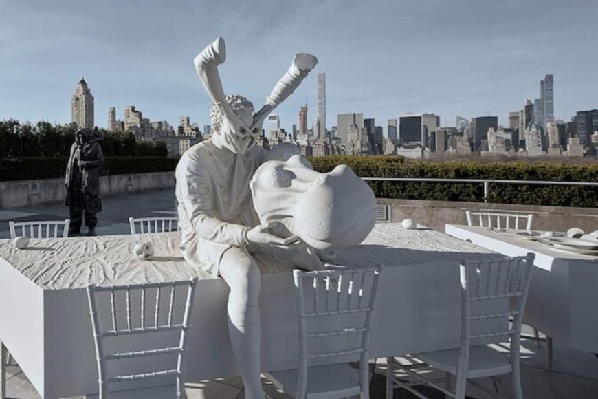 Adrián Villar Rojas: parte de su "Teatro de la Desaparición", en la terraza del Museo Metropolitano de Arte de Nueva York, en 2017. Foto: Gentileza Arte Online