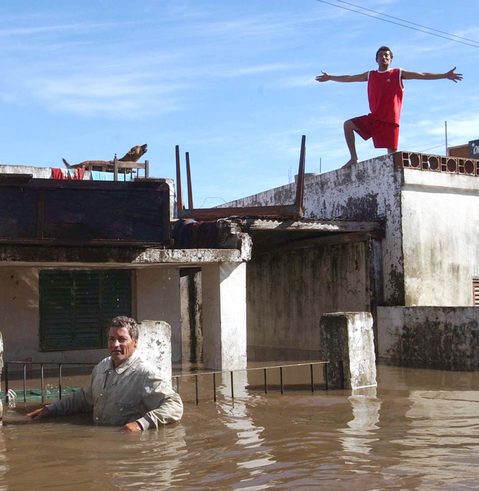 A cuidar la casa. Algunos vecinos pudieron quedarse arriba de los techos ante el temor de ser robados. 