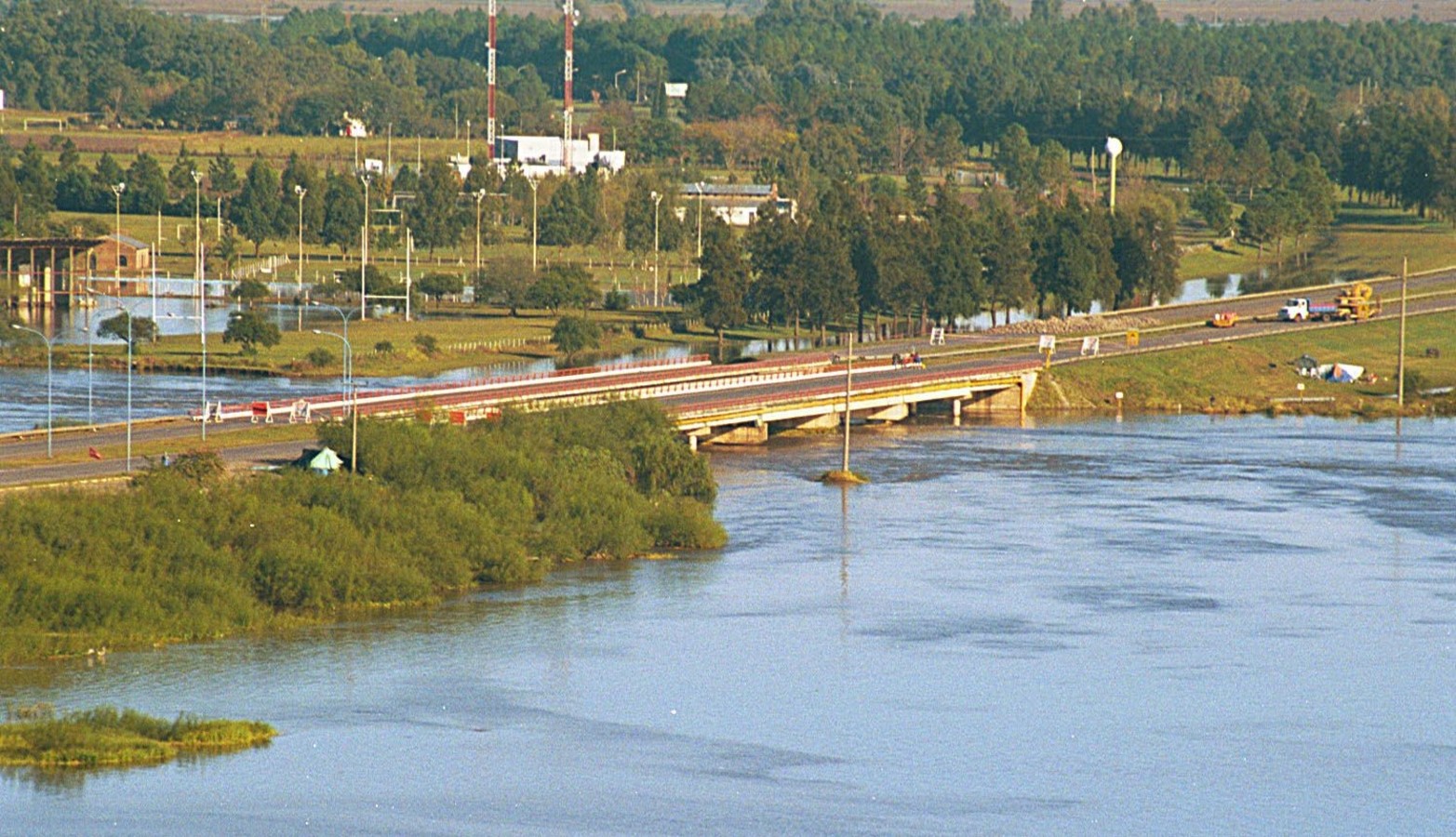 La luz del puente sobre la autopista Santa Fe Rosario. Construido a finales de 1970 fue la primera del país. La luz sobre el río salado era de 150 metros. Luego de 2003, pasó a 525 metros.
