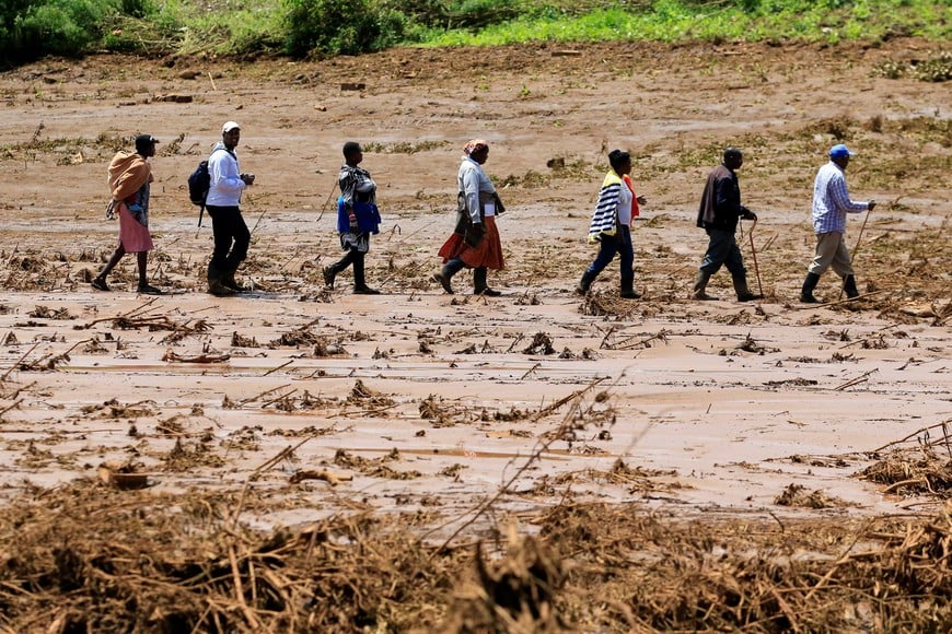 Residents walk in search of missing people after heavy flash floods wiped out several homes when a dam burst, following heavy rains in Kamuchiri village of Mai Mahiu, Nakuru County, Kenya April 29, 2024. REUTERS/Thomas Mukoya