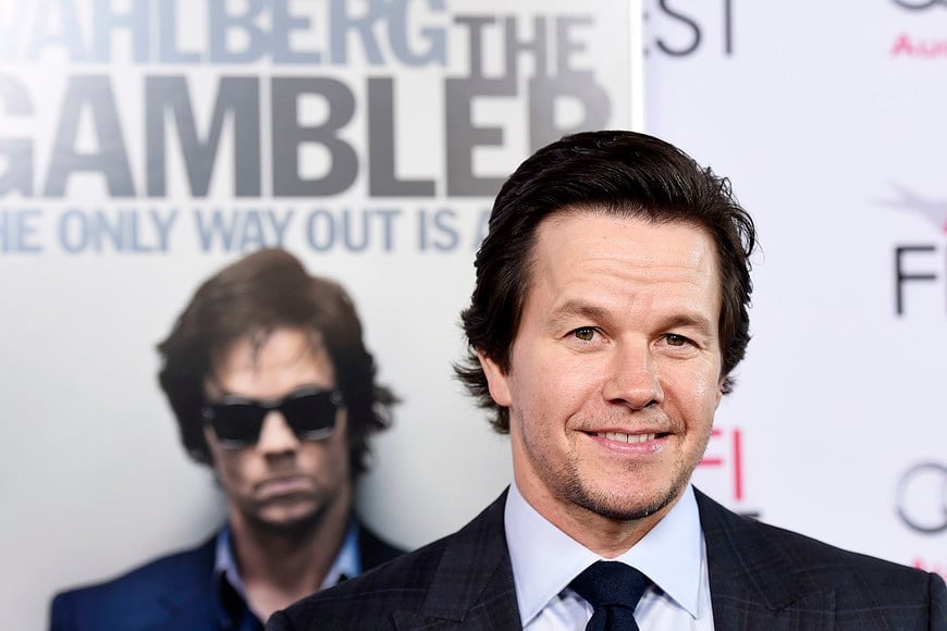 Cast member Mark Wahlberg poses during the premiere of "The Gambler" in Los Angeles, California in this November 10, 2014 file photo. From the opening shot of the new remake of the classic 1970s film "The Gambler," a different Mark Wahlberg is on view from the scrappy, uninhibited characters he has traditionally played.   REUTERS/Kevork Djansezian/Files  (UNITED STATES - Tags: ENTERTAINMENT) eeuu los angeles Mark Wahlberg estreno pelicula el jugador cine peliculas estrenos