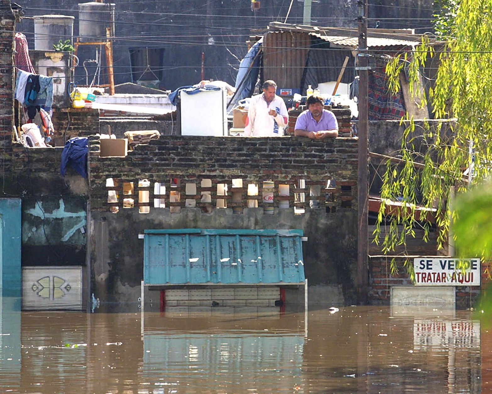 A cuidar la casa. Algunos vecinos pudieron quedarse arriba de los techos ante el temor de ser robados. 