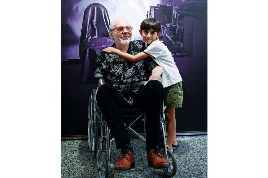 Con Gustavo, su nieto. El buen amor siempre ilumina la escena.