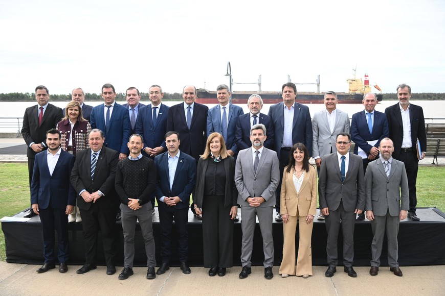Los intendentes y Francos posaron con el río Paraná de fondo. Crédito: Marcelo Manera