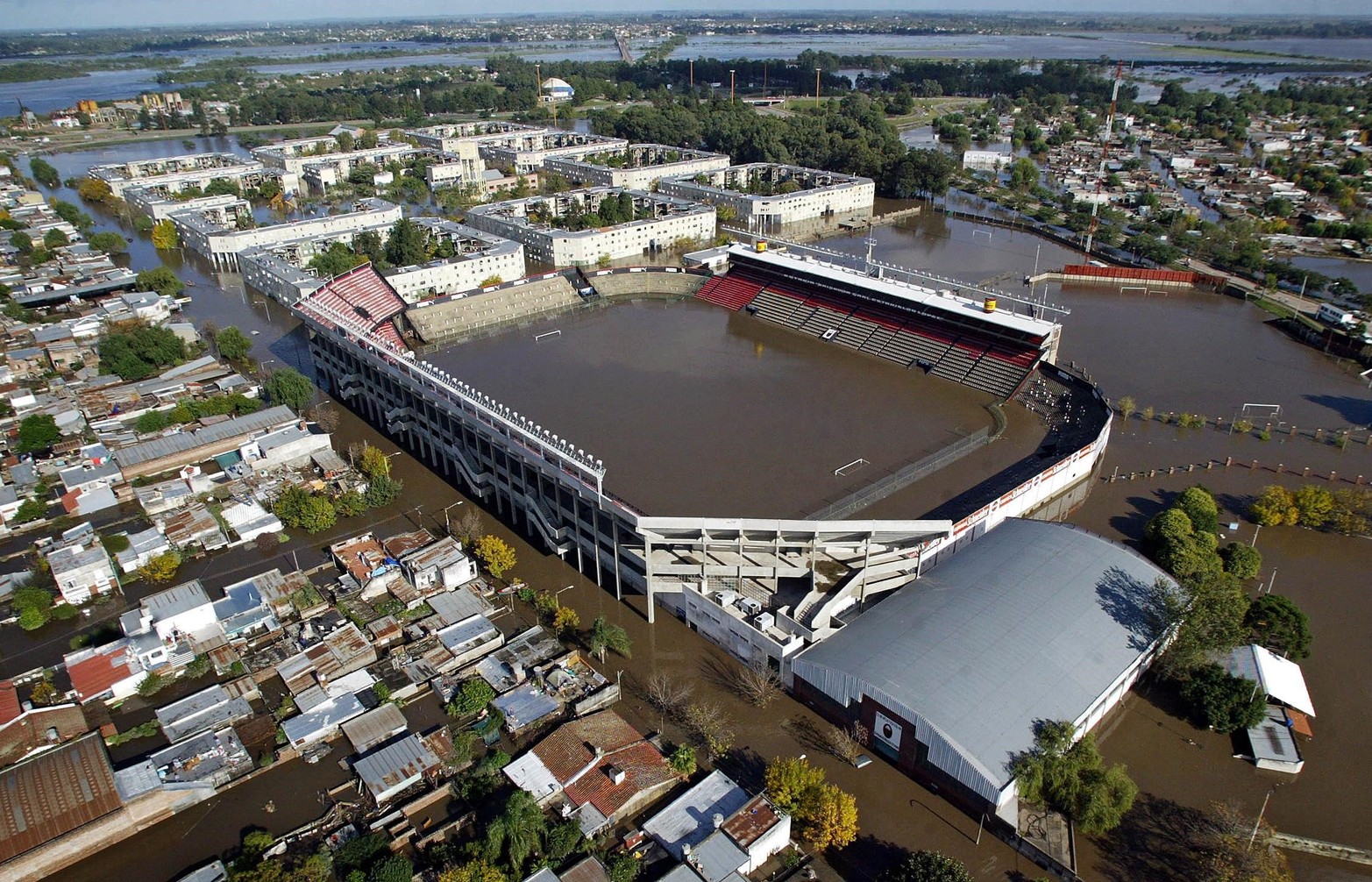 El barrio Sur, la cancha del club Colón y el río Salado atrás. 