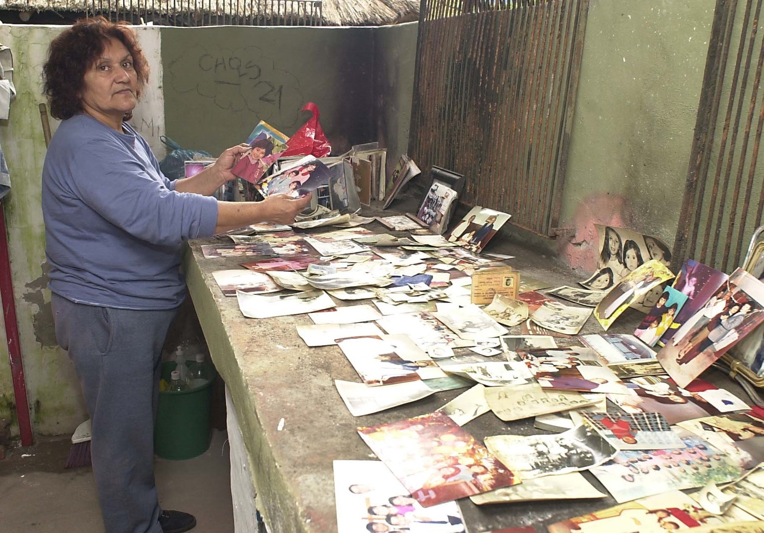 A rescatar lo que queda. Algunas familias pudieron recuperar algunos álbumes de fotos.