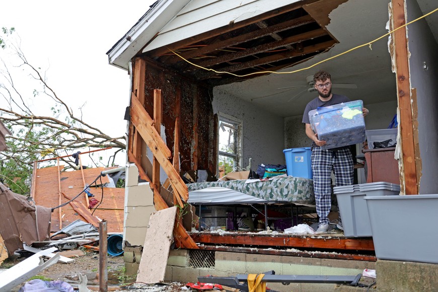 Sean Thomas Sledd salvages items from his room after it was hit by a tornado the night before in Sulphur, Oklahoma, U.S. April 28, 2024.   Bryan Terry/The Oklahoman/USA Today Network via REUTERS
NO RESALES. NO ARCHIVES. MANDATORY CREDIT