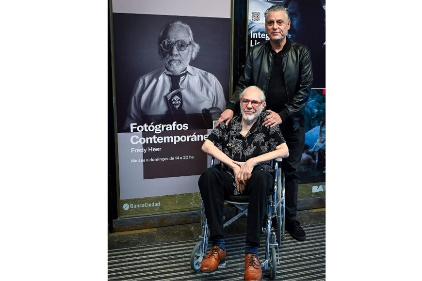 Larrea, Fredy y el afiche de la muestra, emblema de “Foptoheerholga” (en Facebook) donde el sulto a la cámara de plástico se hace arte.