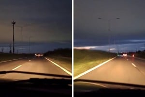 Las luces de los vehículos son las que aclaran el camino.