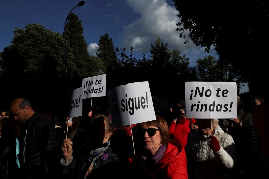 People march to show support for Spain's Prime Minister Pedro Sanchez, in Madrid, Spain, April 28, 2024. REUTERS/Violeta Santos Moura