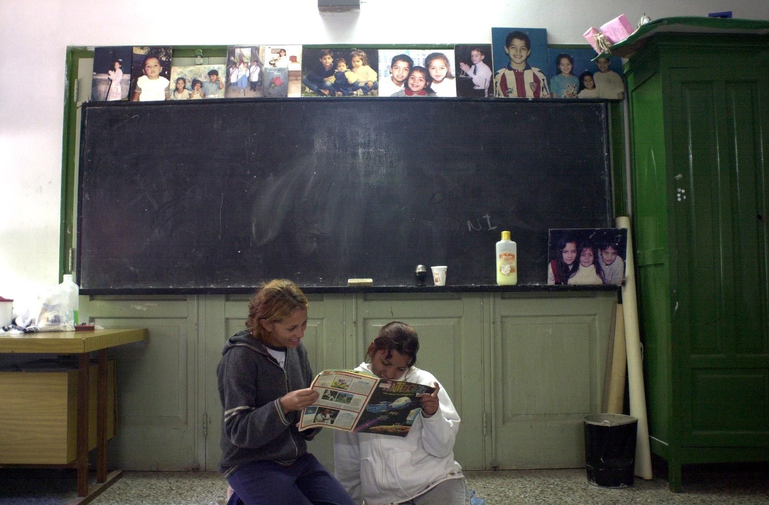 En un aula de una escuela. En el apuro para salir, varios ciudadanos se llevaron las fotos. 